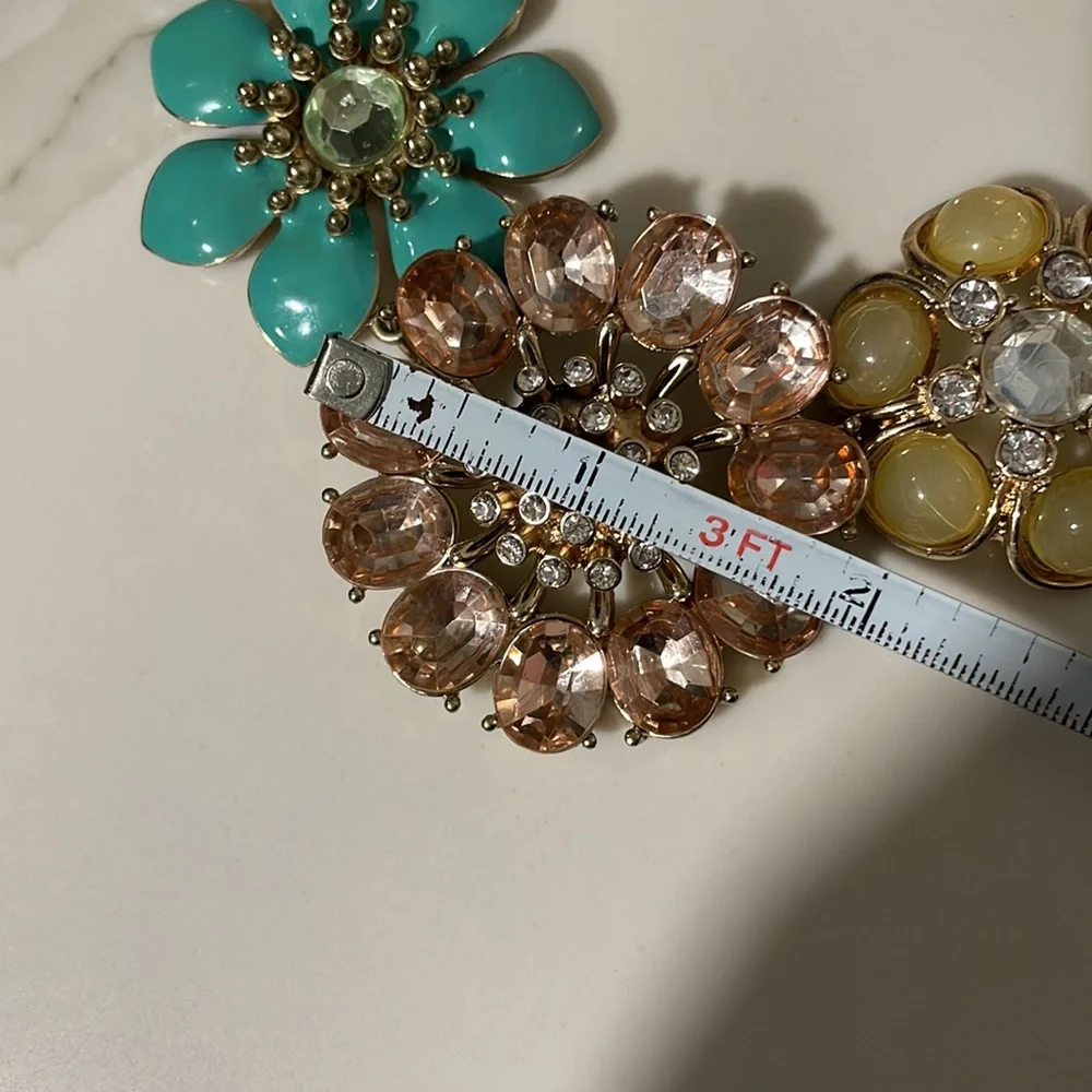 BEAUTIFUL COLORFUL STATEMENT NECKLACE. - Picture 10 of 10